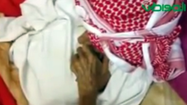 بالفيديو.. مسنّ تجاوز (135) عاماً يرفع الأذان وهو في غيبوبة