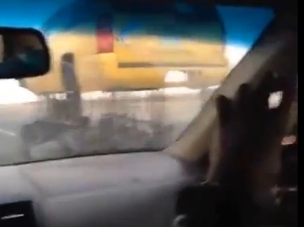 بالفيديو.. مواطن يتجوّل بمركبة مخالفة دون أن يوقفه المرور!