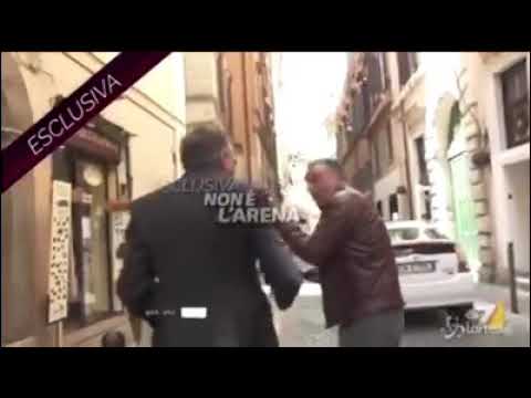 بالفيديو.. وزير إيطالي يصفع صحفيًّا على الهواء