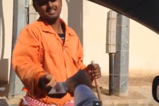 بالفيديو..شباب عرعر يعايدون عمال النظافة ببطاقات شحن