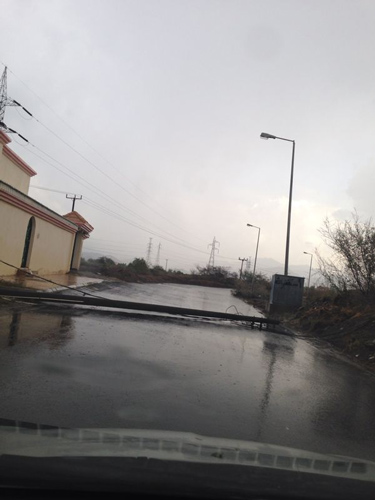 بالصور.. الأمطار تُسقط عمود كهرباء بأحد شوارع محايل