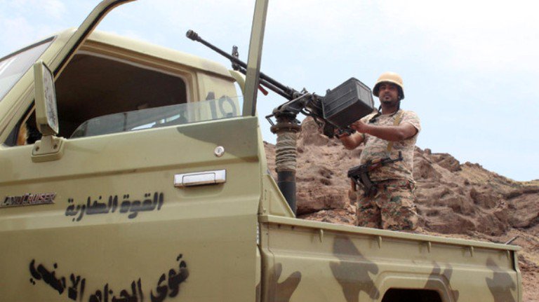 مدفعية الشرعية تقتل حوثيًّا و5 من مرافقيه بتعز