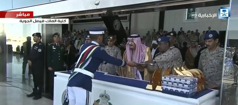 شاهد بالفيديو الملك يسلم جوائز خريجي الكلية الجوية