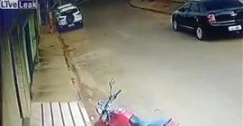 بالفيديو.. الاعتداء على سائق دراجة وسرقته بطريقة مروعة - المواطن