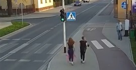 بالفيديو.. مازحت صديقتها فكادت تسحق رأسها تحت عجلات حافلة
