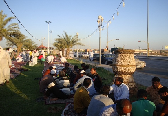 بالصور.. “تعاوني عرعر” يُفطر الصائمين والمسافرين