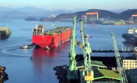 بالفيديو.. إنزال أكبر “سفينة” عائمة في العالم إلى الماء