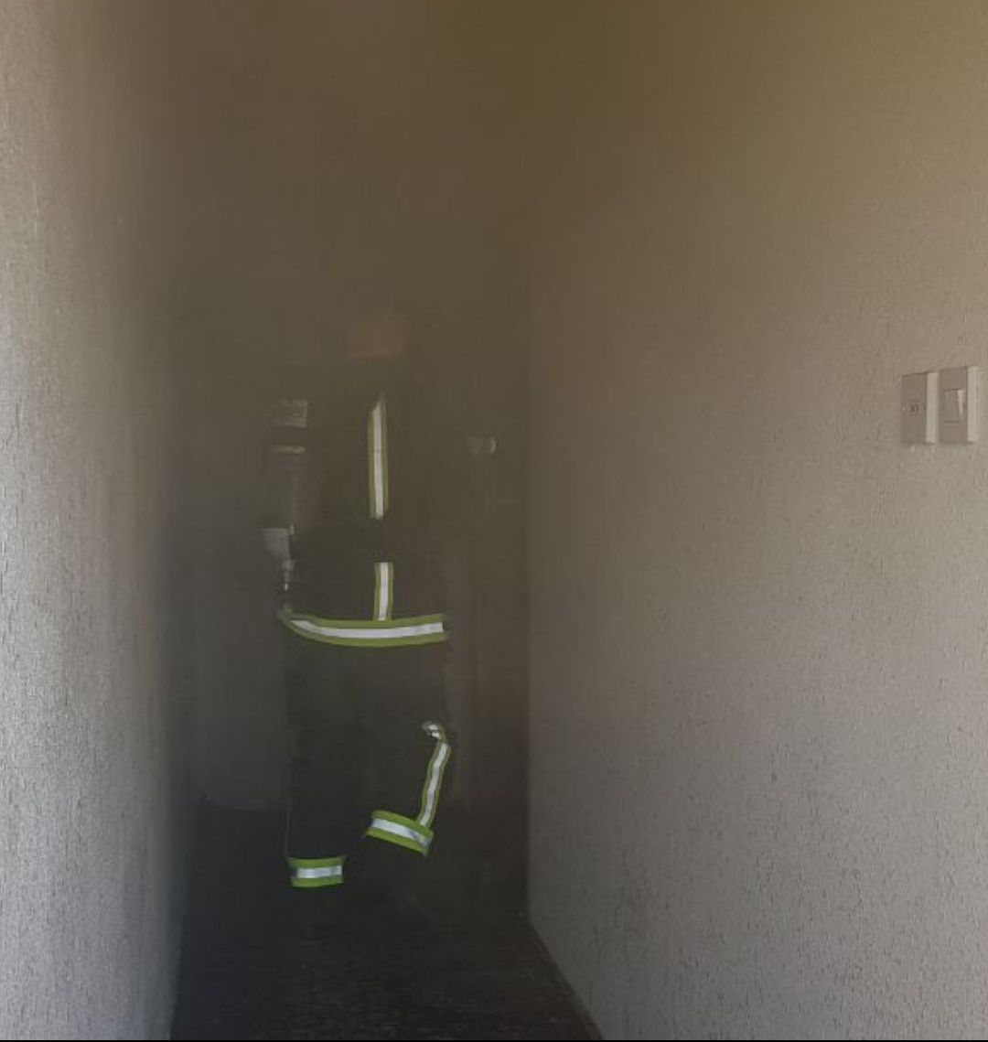 بالصور.. تماس كهربائي بمكيف الهواء يحرق غرفة نوم مواطن بخيبر الجنوب