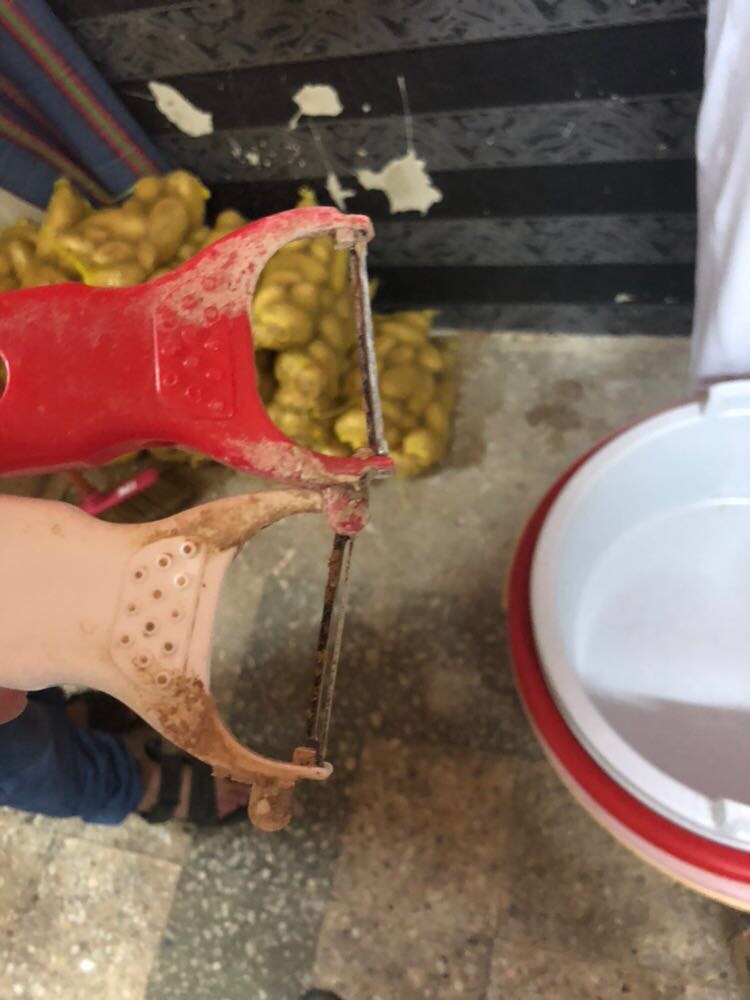 بالصور .. ضبط عمالة تجهز البطاطا المقلية بدورات مياه في أبها