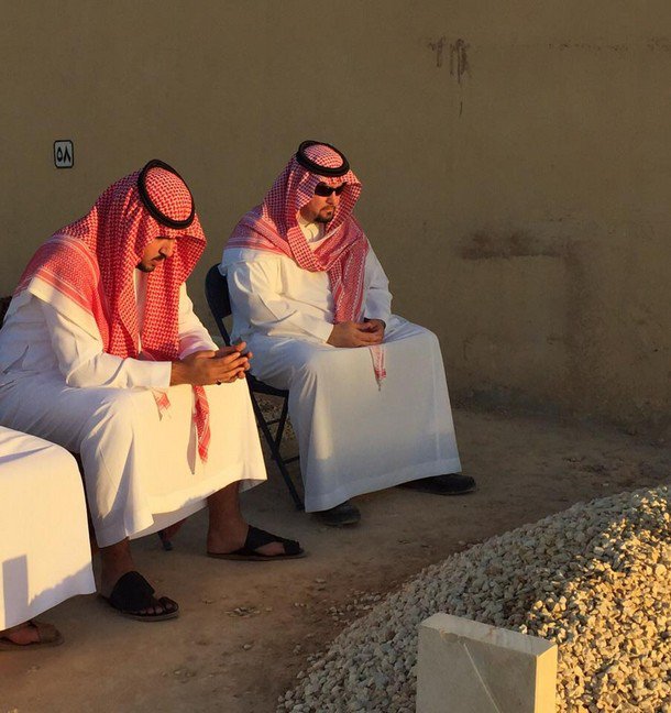 سعد وسلطان بن عبدالله يزوران قبر “فقيد الأمة” للدعاء له