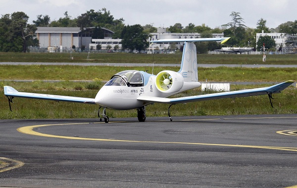 بالصور.. “إيرباص” تقدم أول نموذج لطائرة تجارية تعمل بالكهرباء