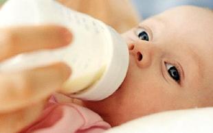 أطباء يحذرون الأمهات من خطورة الابتعاد عن الرضاعة الطبيعية