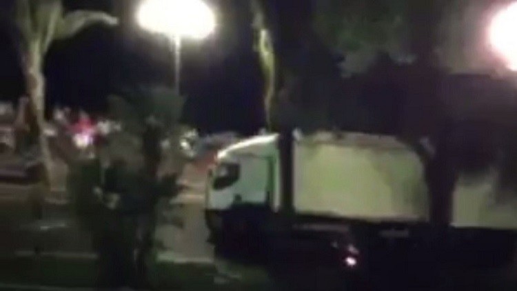 بالفيديو.. لحظة قيام مهاجم يقود شاحنة بدهس حشد من المحتفلين في نيس الفرنسية