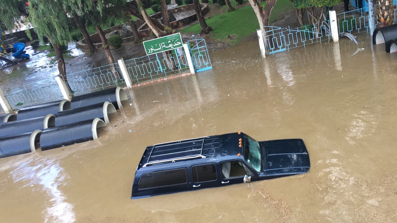 شاهد.. مياه الأمطار تُغرق السيارات في حي الموظفين بسبب الإهمال