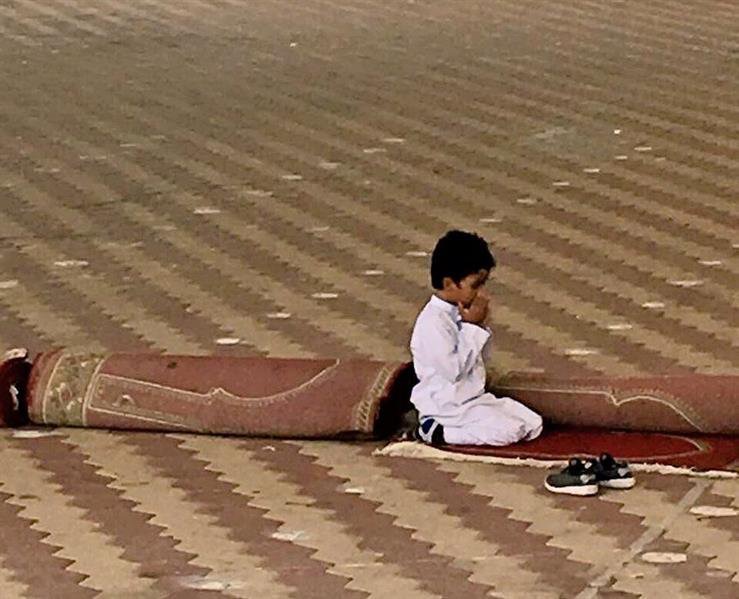 صورة مؤثرة.. سر مواظبة طفل على صلاة الضحى بالمدرسة