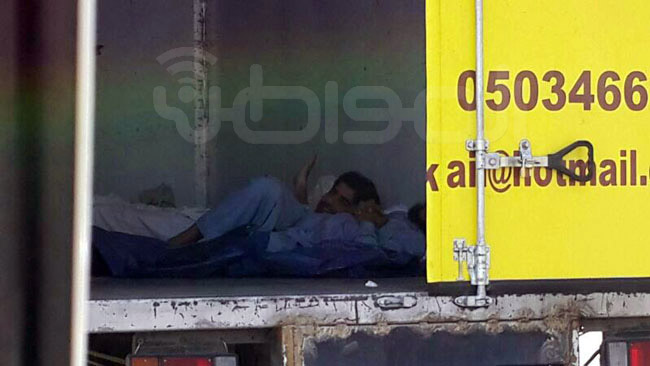 بالفيديو والصور.. شاحنة تنقل عاملين نائمين بثلاجتها في “يمانية مكة”