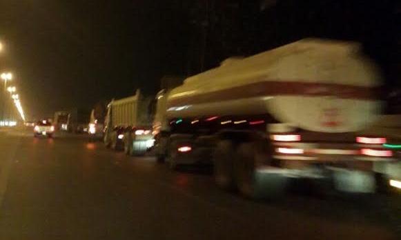 بالصور.. غاب الأمن فسيطرت الشاحنات على طريق “الخرج – الرياض”