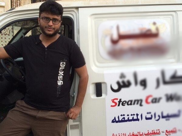 شاب سعودي يتحدى البطالة بمغسلة سيارات متنقلة