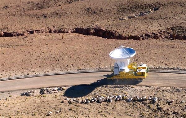 بالصور.. تركيب أكبر “تليسكوب راديوي” بالعالم في تشيلي