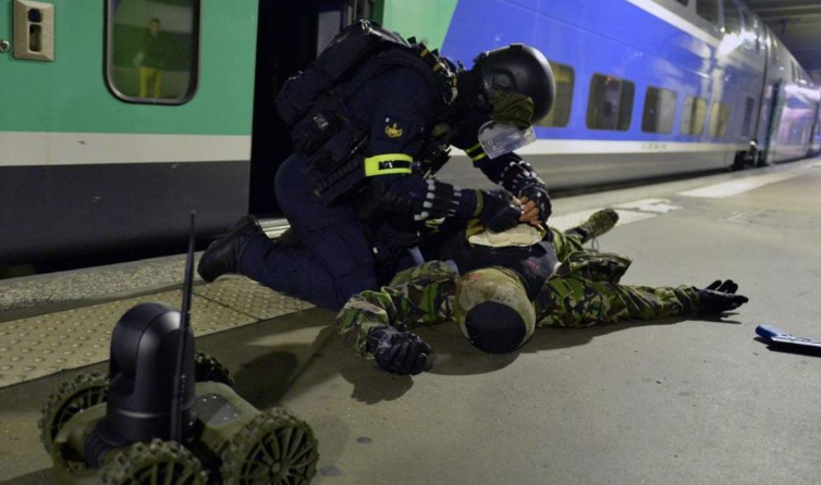 قوات فرنسية مشتركة “تتصدى” لهجوم إرهابي في باريس