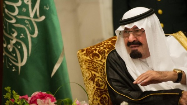 السعوديون يلهجون بالدعاء : اللهم احفظ خادم الحرمين وألبسه ثوب الصحة والعافية