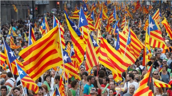 برشلونة قد يواجه عقوبات من اليوفا بسبب شعارات سياسية