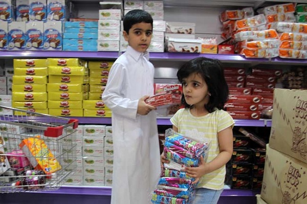 بالصور .. “المواطن” ترصد مشاركة الأطفال في شراء الزكاة وحلوى العيد