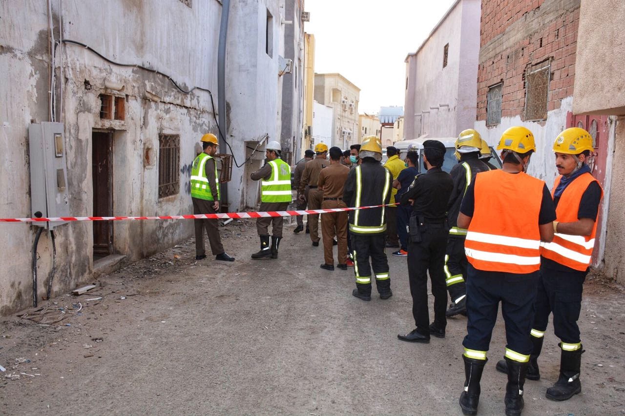 انهيار منزل بسبب خزان مياه وإنقاذ ٦ أشخاص من تحت الأنقاض في جدة