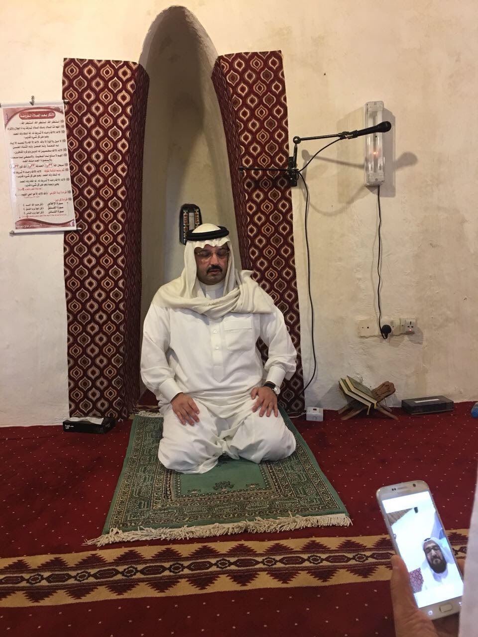 نائب أمير عسير يزور أبو نقطة ويؤم المصلين لصلاة المغرب في جامع طبب