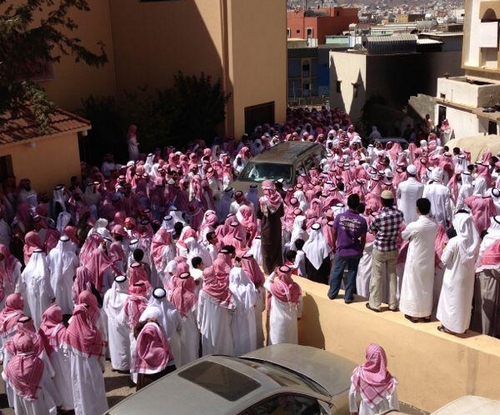 بالصور.. جموع غفيرة تشيع الفقيد الشهرانيّ