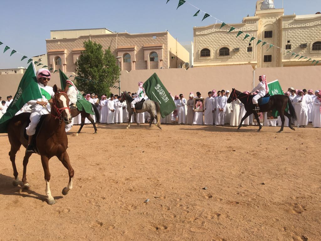 شاهد.. أشعار ومسيرة بالخيول في ثانوية المأمون بمناسبة اليوم الوطني 87