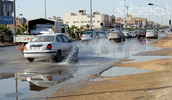 بالصور.. شارع يغرق في مياه “المجاري” بـ”عزيزية” الرياض