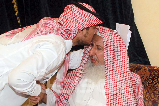 سعوديون يعوضون عجزهم عن زيارة المفتي بـ “ليلة دعاء “: اللهم اشفه واحفظه