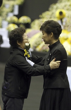 بالصور.. رئيسة كوريا الجنوبية تعتذر لعائلات ضحايا العبارة المنكوبة