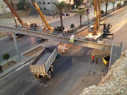 بالصور.. إزالة جسر المشاة بملز الرياض