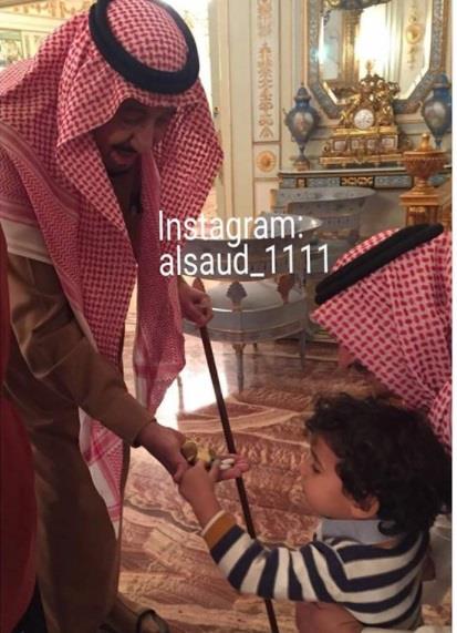 صورة عفوية للملك سلمان مع حفيد أخيه الأمير بندر