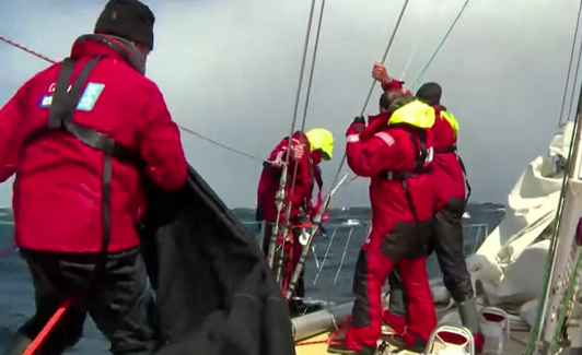 بالفيديو.. إنقاذ بريطاني سقط في البحر أثناء سباق لليخوت