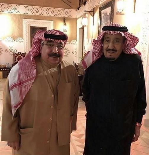 شاهد .. الملك سلمان مع الأميرين طلال بن سعود ومحمد بن عبدالعزيز