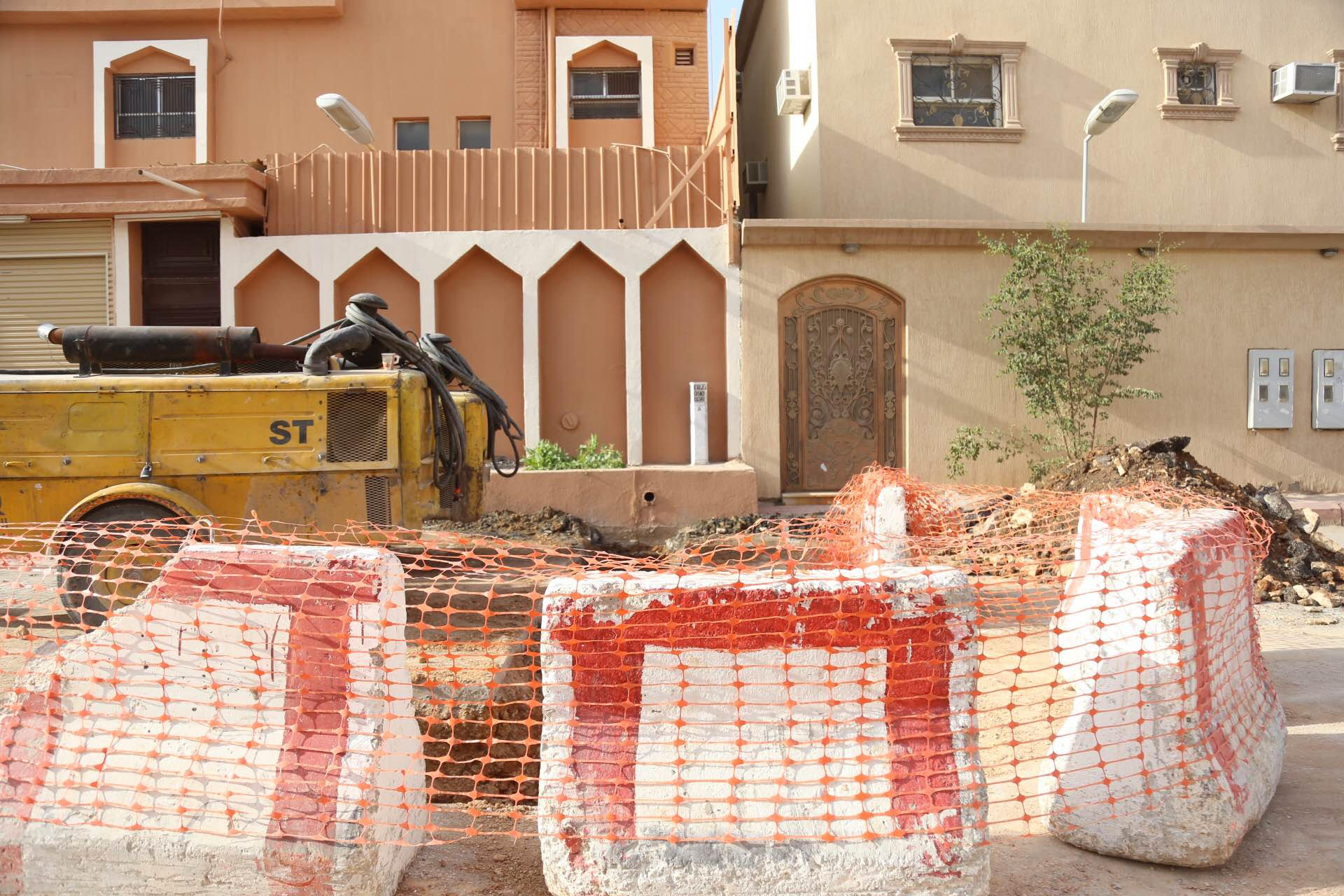 مواطنون بعريجاء #الرياض : تمديدات الصرف تمر بجوارنا.. والشركة تتجاهلنا