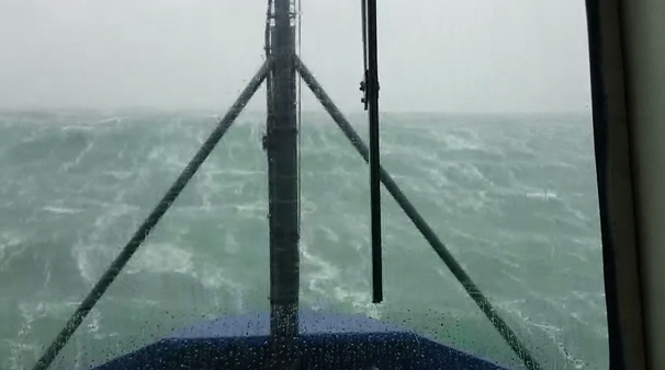 بالفيديو.. أمواج بارتفاع (16) متراً تواجه سفينة بالأطلسي