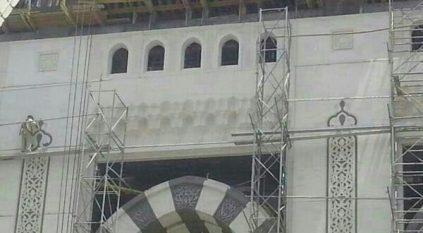 تعديل نقشة تحوي “الصليب” على إحدى بوابات المسجد الحرام