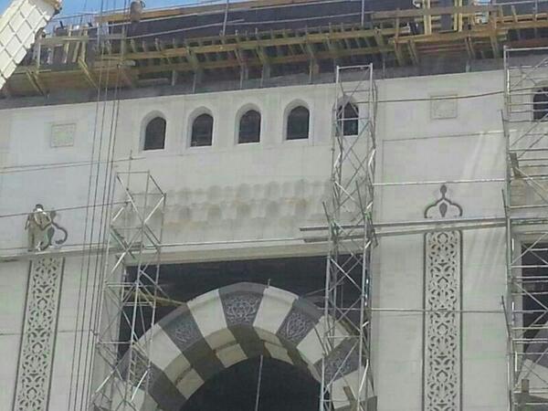 تعديل نقشة تحوي “الصليب” على إحدى بوابات المسجد الحرام