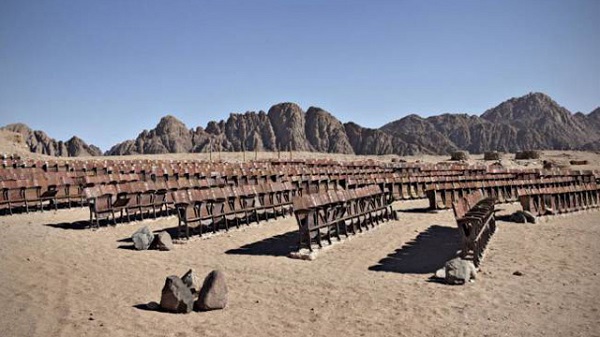 بالصورة.. دار عرض سينمائية في صحراء سيناء