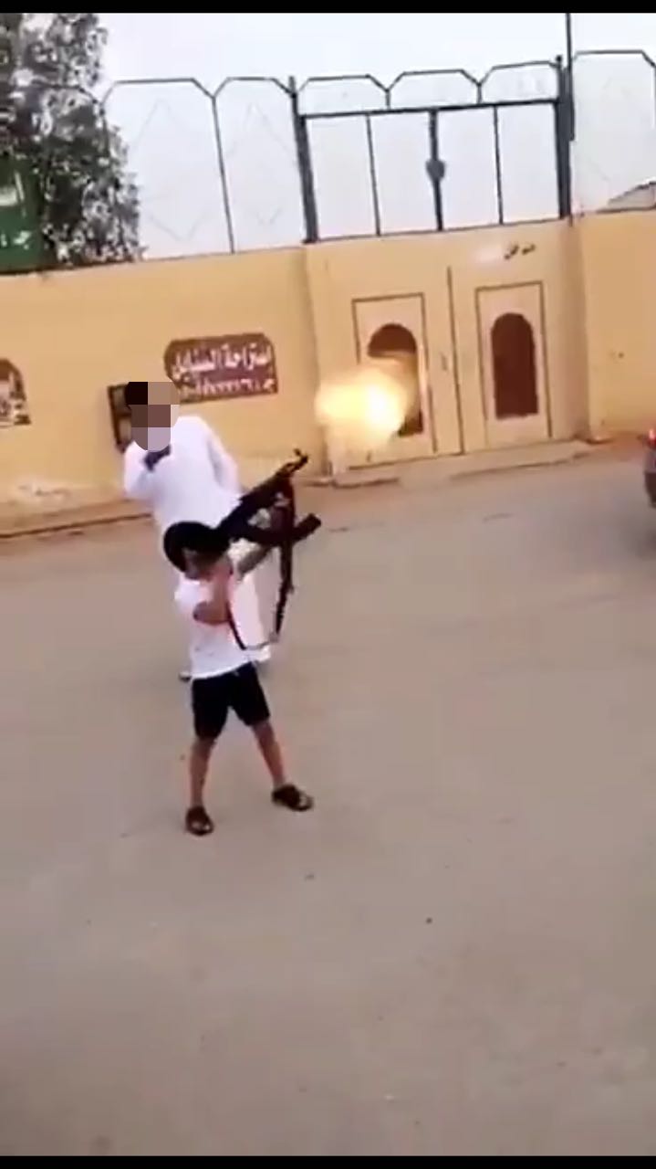 بالصور.. شرطة الرياض تطيح بعشريني أغرى طفلاً على إطلاق النار من رشاش وصوره