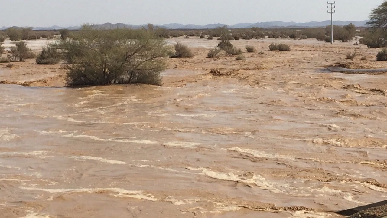 مدني الدرعية ينقذ عائلة احتجزتها سيول وادي الحيسية