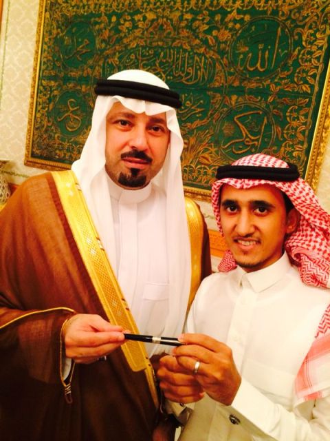 أمير مكة يهدي قلمه لـ “إعلامي” ويوصيه : اكتب به كل خير