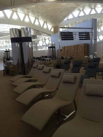 للقادمين لمطار الرياض ..هذه الكراسي للاسترخاء