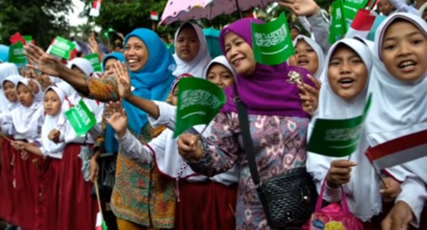 شاهد.. “أهزوجة” إندونيسية شعبية ترحيبًا بالملك سلمان: اللهم اجعلنا أمّة واحدة