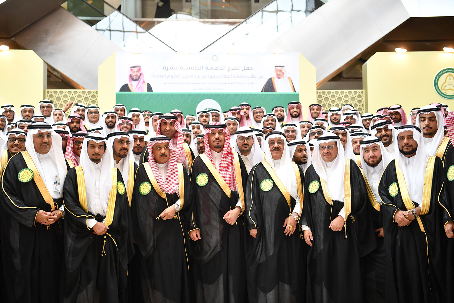 بالصور.. وزير الحرس الوطني يرعى تخريج الدفعة الـ 15 من طلاب جامعة الملك سعود بن عبدالعزيز للعلوم الصحية