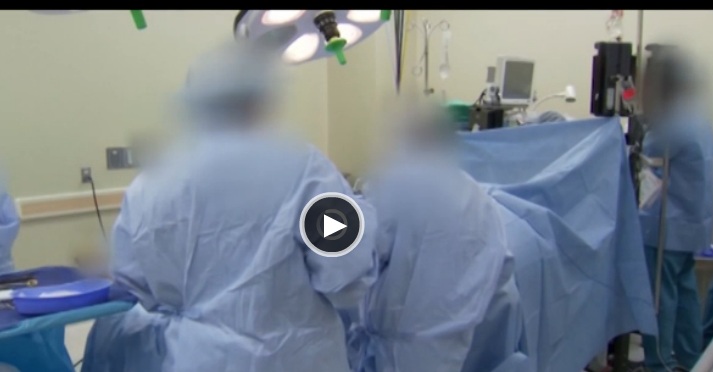 بالفيديو .. طبيب أمريكي ينسى منشفة في بطن مريض!